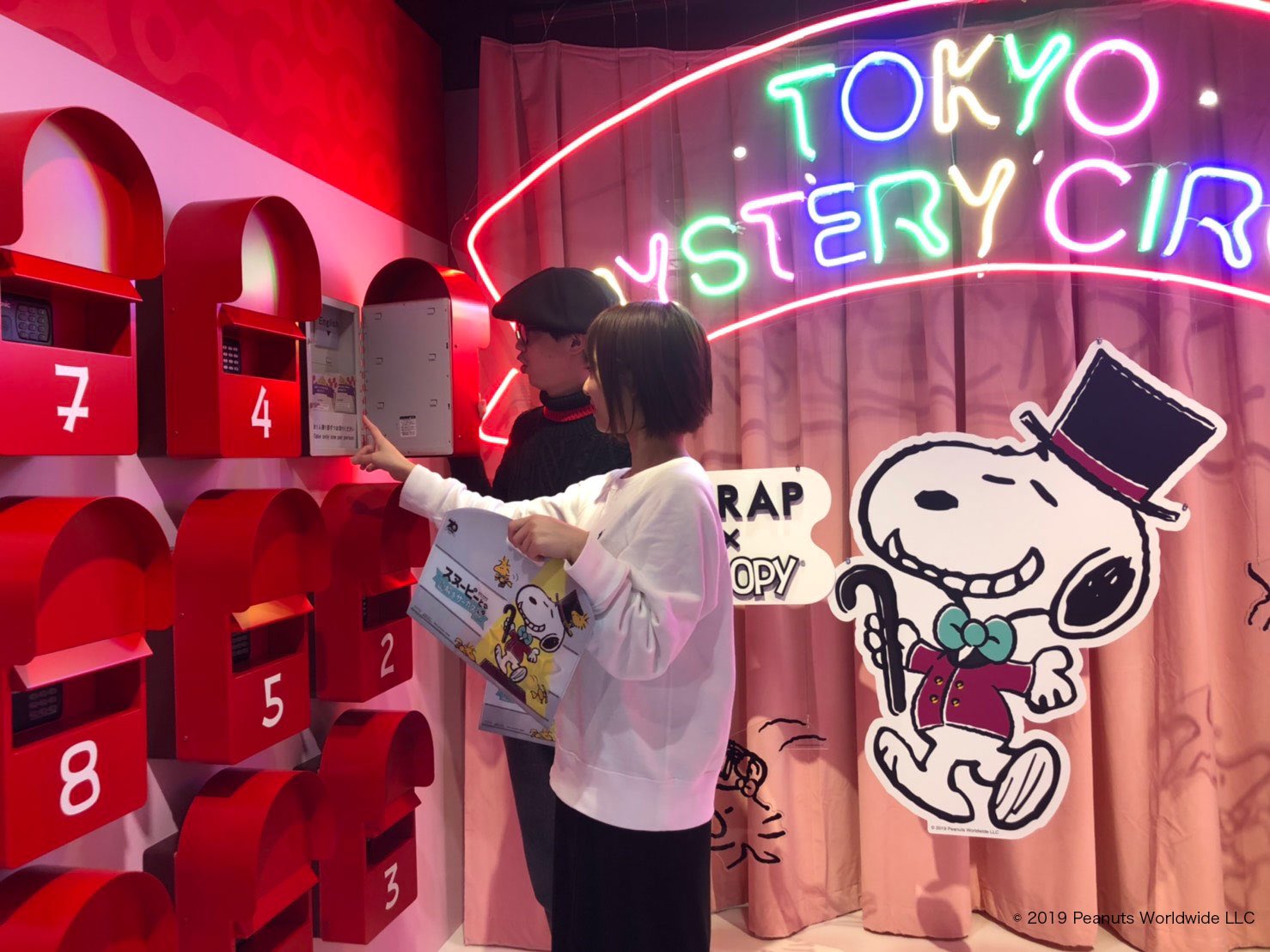 リアル脱出ゲーム きみとスヌーピーの 謎解き物語が始まる Scrap Snoopy 謎解きproject 第1弾が本日11 21 木 より東京ミステリーサーカスでスタート 謎解きサーカス団の団長になったスヌーピー と団長バッジを取り戻そう リアル脱出ゲーム きみとスヌーピーの 謎解き物語が始まる Scrap Snoopy 謎解きproject 第1弾が本日11 21 木 より東京ミステリーサーカスでスタート 謎解きサーカス団の団長になったスヌーピー と団長バッジを取り戻そう