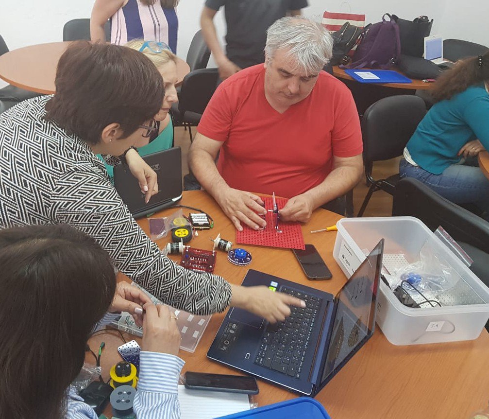 DTE_BA's tweet photo. 👩‍💻En el marco del Plan Provincial de #RobóticaEducativa los ETR TIC de los Centros de Capacitación, Información e Investigación Educativa participaron de instancias formativas dictadas por @BAConectados con la finalidad de acompañar su instrumentación en las escuelas primarias🤖 https://t.co/RmIJuebh6m