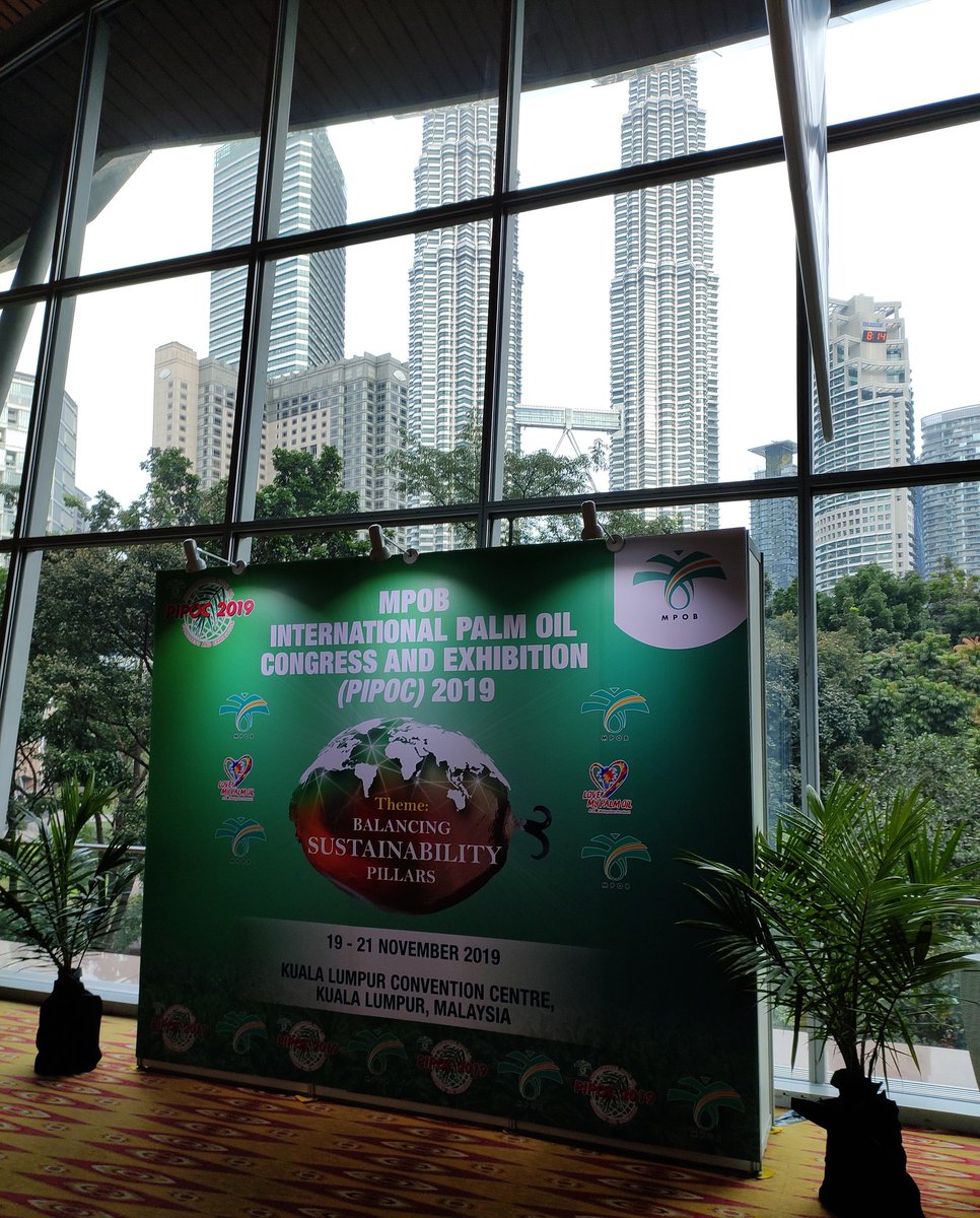 LakdawalaAliMhd's tweet photo. Addressing PIPOC in the backdrop of PETRONAS towers #PIPOC2019 #PalmOil #Petronas #OATT #Malaysia https://t.co/SKcRSbIbRN