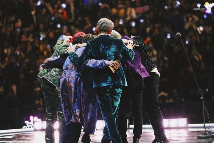kthwnte7's tweet photo. "Que alívio termos 7 membros
Que alívio termos um ao outro"💘
💫Quando fecho os olhos
Na escuridão, a sua luz
Ilumina meu caminho
Podemos seguir em frente sem medo, você e eu
Você é a minha luz, você é a minha luz
Sempre brilhando
Em meu coração💫
#ThisIsBTS 💜 https://t.co/s1aDgTyU03