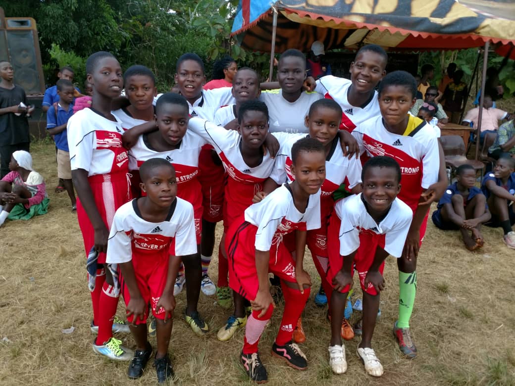 Thaakat's tweet photo. Project Site: #KonaduBasicSchool, 340+ students, Ghana
These Konadu queens are 15-16 years old and are giving the local soccer teams a run for their money!
Thank you winning bidders and @kicks for funding this effort during our 2019 tournament sneaker auction! https://t.co/ggHywxpK6C