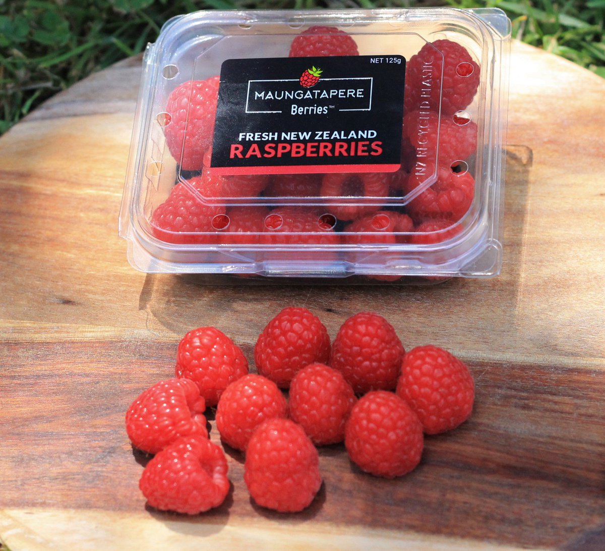 FreshNZBerries's tweet photo. Today is NZ Made day -  you can't get more NZ made than any of our delicious berries. Grown by a New Zealander family, picked and packed on our orchard in Northland, NZ, packed into NZ made punnets, and loaded into NZ made trays for dispatch. https://t.co/MhE0p5wVEh