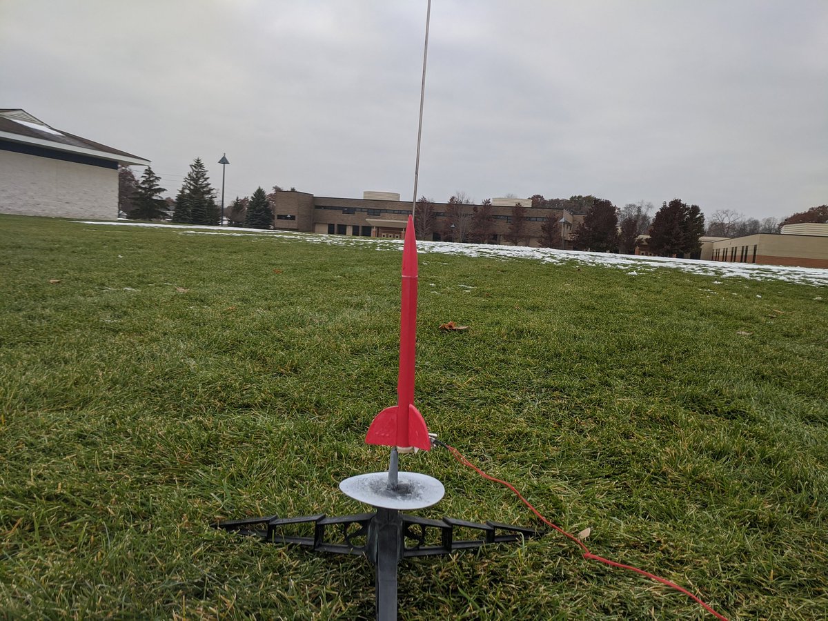FranseeTech's tweet photo. More rockets from our launch today in 6th grade Tech Ed! #CMSRockets https://t.co/9T3encAgMx
