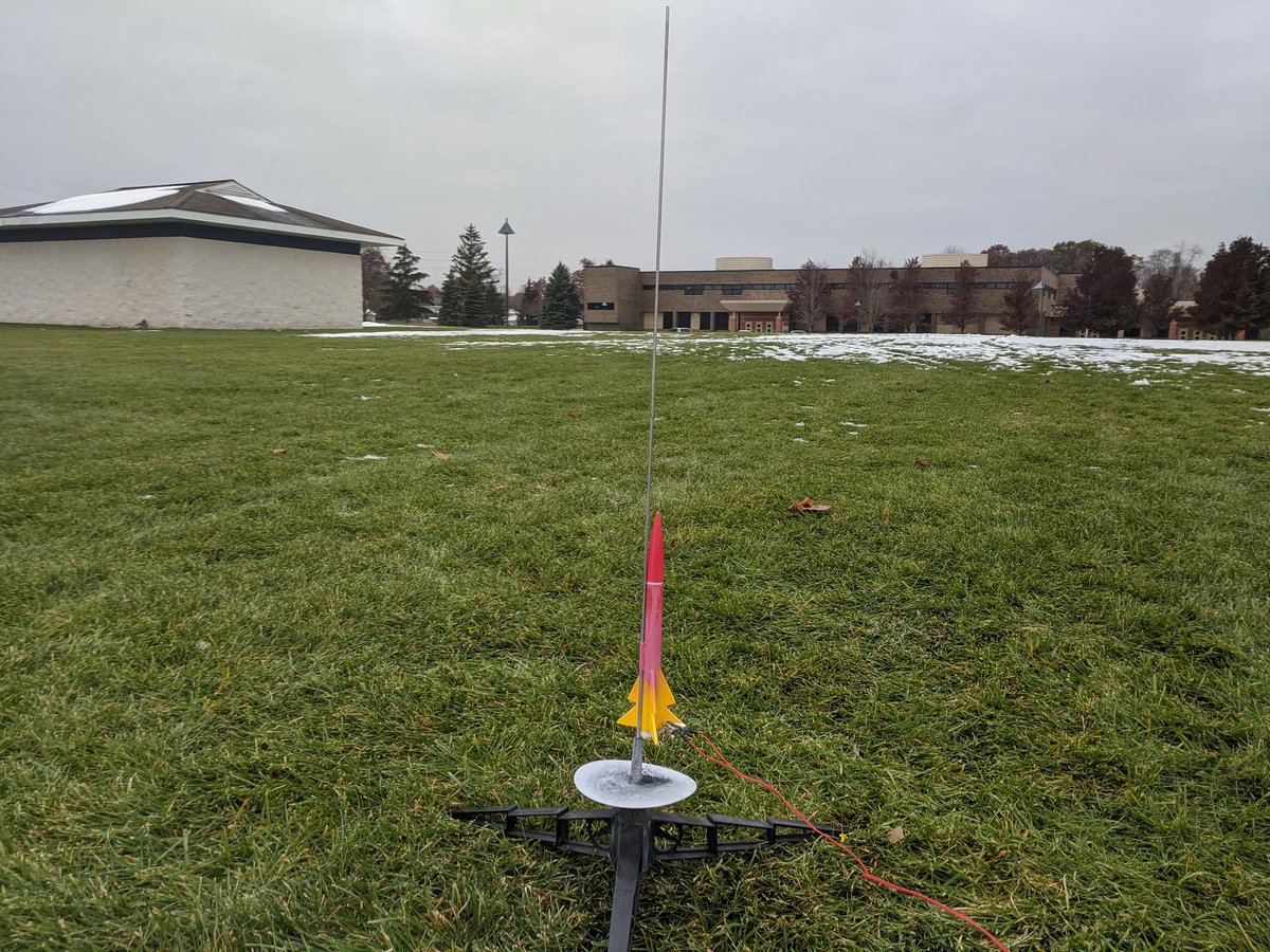 FranseeTech's tweet photo. More rockets from our launch today in 6th grade Tech Ed! #CMSRockets https://t.co/9T3encAgMx