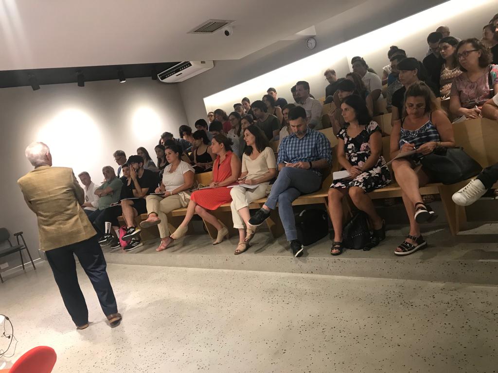 invest_BA's tweet photo. Más de 60 empresas se presentaron a la capacitación organizada junto a @iueseade y @ceciuy para fortalecer su marca personal en LinkedIn y así llevar sus servicios de #BAalMundo. ¡Desde investBA creemos en la capacidad exportadora del talento local! 💪 https://t.co/EUYptFYHBI