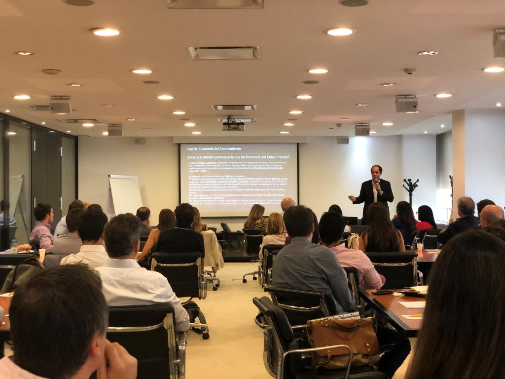 EY_Argentina's tweet photo. Expusieron sobre como se aplica la Ley de #EconomíaDelConocimiento y la reglamentación de la misma, Ariel Becher, Socio de ITTS y Noelia Iorcansky, Gerente de GCR. #EYTax https://t.co/7Shm4pVQFP