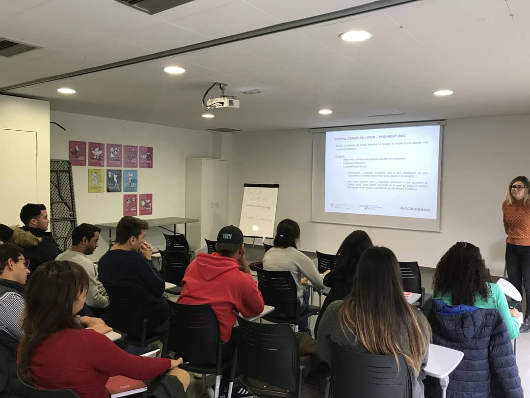 insbrugulat's tweet photo. La #xnef i el @treballcat promocionen l’emprenedoria i l’ocupació entre l’alumnat dels #cfgm i #cfgs del @insbrugulat amb unes xerrades a l’espai Cal Drac de Banyoles #cfgmbrugulat #cfgsbrugulat @autoocupacio @joventutcat @plaestanyjove #emprenedoria @AjBanyoles https://t.co/kt4v2ktOnN
