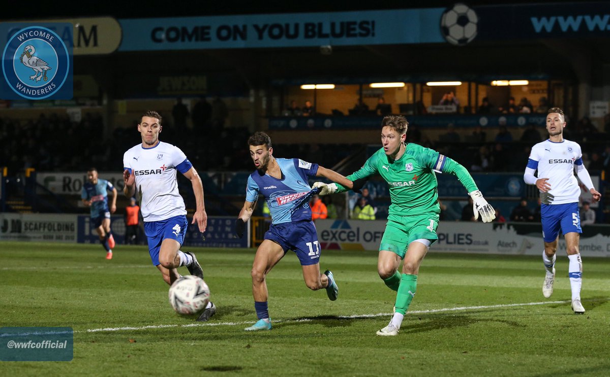 A penalty shout too for this tug on <a href="/scottkashket/">Scott Kashket</a>. #WYCvTRA