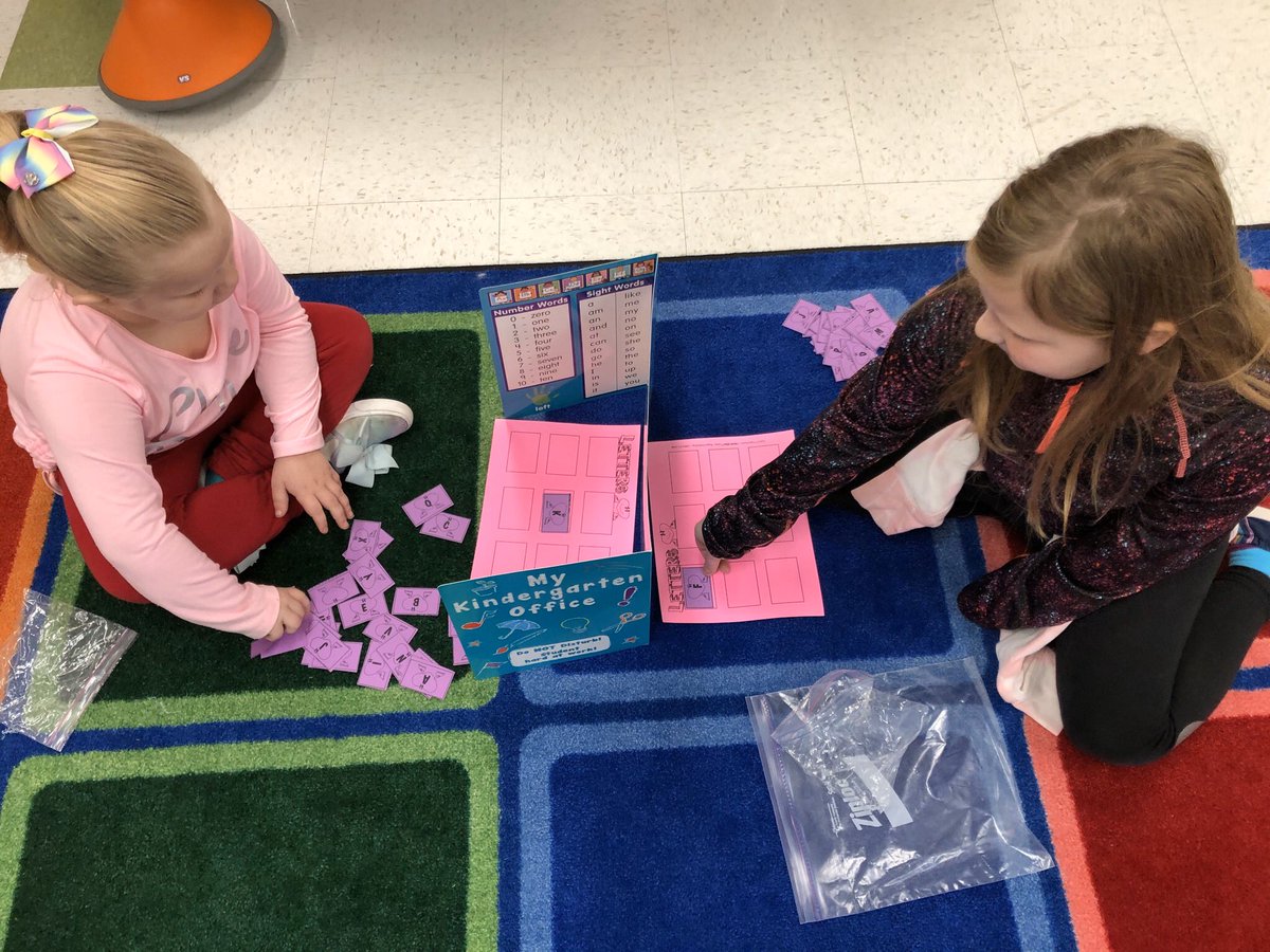MrsOswald1's tweet photo. Look at our sweet kindergarten and 4th grade buddies doing the @KaganOnline structure #matchmine to work on letter recognition and following directions! ❤️ #buddies #cooperativelearning #kagan #hamfam #molinepride https://t.co/0Hfxkp4k5j