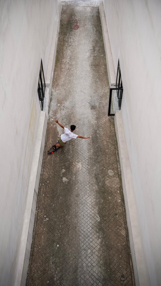 Jongbin Jo flyin through a narrow corridor. #longboard #longboardkorea