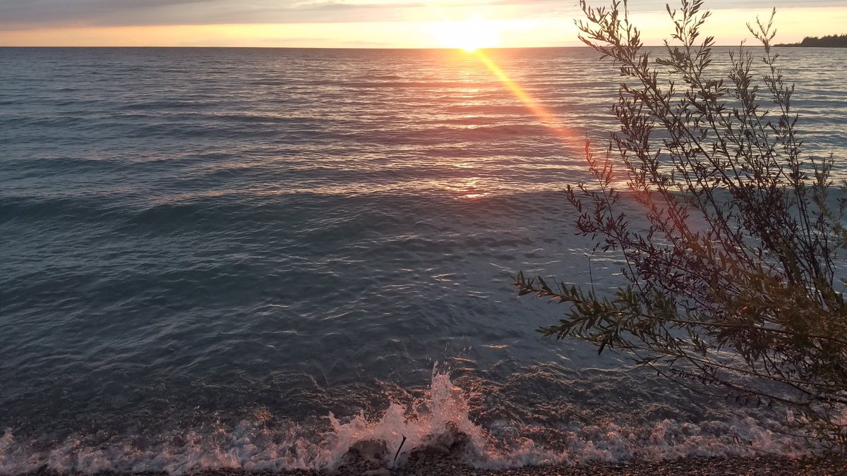 Esckey111's tweet photo. I would rather be laying on the beach with this view instead of doing work https://t.co/bspgNSo2Fl