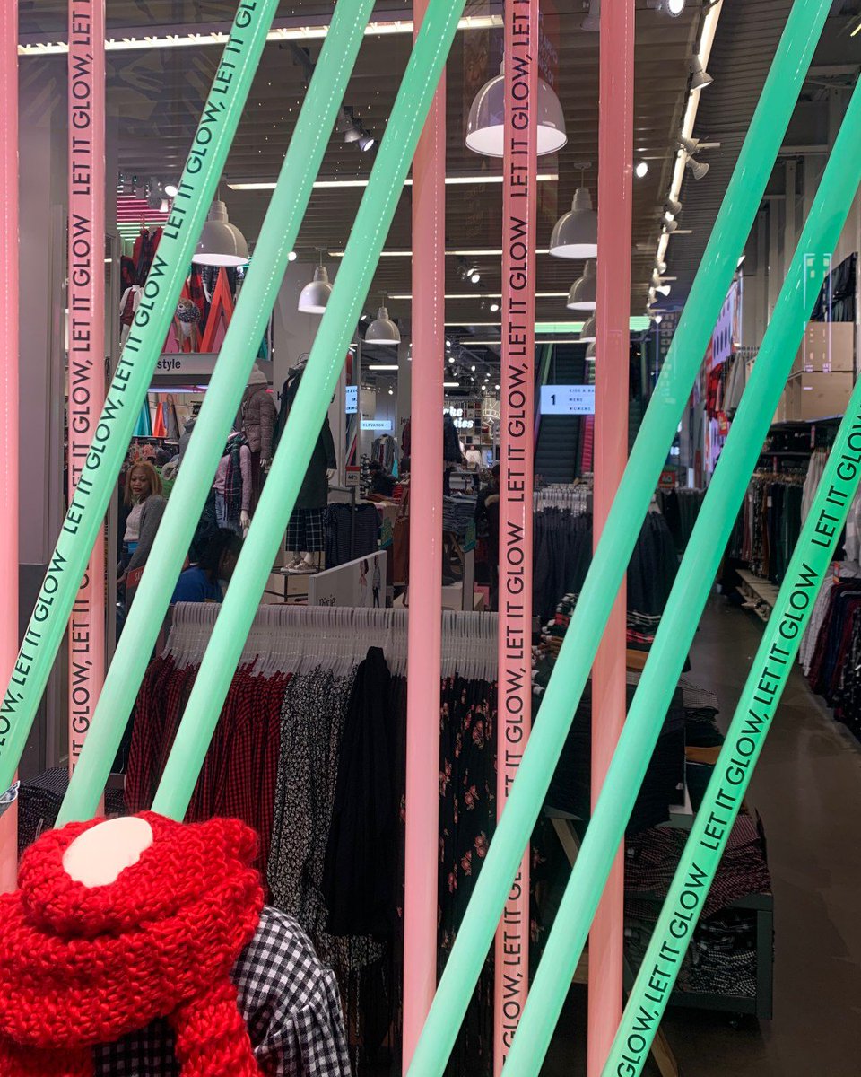 VisualCiti's tweet photo. Holiday Colors on Display at Old Navy 
.
.
.
#visualciti #visualsoflife #visualmerchandising #merchandising #storedesign #visualprops #signage #custom #oldnavy #holiday #LED #nyc #lights #windows #rollout #windowswear https://t.co/pQ5DC7Dqn9