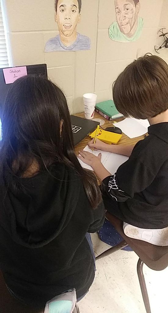 barberstudent3's tweet photo. Our team members are working on thankyou cards for the teachers!!! @wattstech1 @stemsally @gotechfit @allaHarriger #techfit2019 #bmsleuelingup #ShelbyDevynSophiaBreannaAmanda https://t.co/5PdIUXOZm9