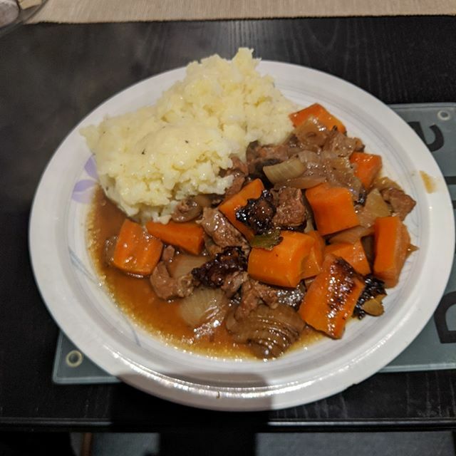 FearlessFred's tweet image. Nom nom nom! Beef slow cooked in stout with buttery mash. A perfect winter meal to come home to. The smells when I walked in the door were mouthwatering! 🤤🤤🤤 #nofilter #foodexperiments