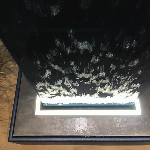 Forme_d_Acqua's tweet photo. La barra LED con resina opaca che illumina la caduta dell’acqua di “Fontana Colonna”, opera della nostra nuova linea #SolididAcqua. 
Durevole, affidabile, a #risparmioenergetico
.
.
.
#ArchitetturaSostenibile #FontanaColonna #DesignFountain #Water #Archi… https://t.co/hsgyoIv9za https://t.co/vy5wtxZNh5