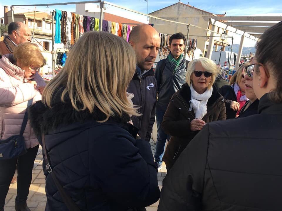 NazarioMontes's tweet photo. Mañana de miércoles participando en la "puesta de lazos" en el Mercadillo Municipal, dentro de las actividades organizadas por la Concejalía de Igualdad, en la Semana Contra la Violencia de Género, y las Asociaciones de Mujeres "El Futuro" y "Afammer". https://t.co/z5I3gCoWXL