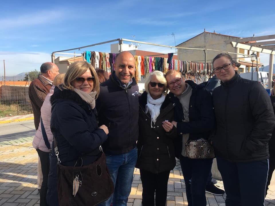Mañana de miércoles participando en la "puesta de lazos" en el Mercadillo Municipal, dentro de las actividades organizadas por la Concejalía de Igualdad, en la Semana Contra la Violencia de Género, y las Asociaciones de Mujeres "El Futuro" y "Afammer".
