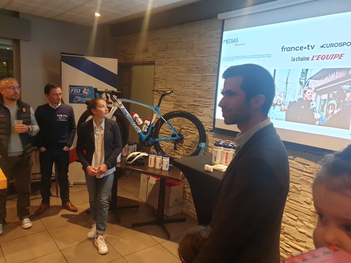 ccgdd's tweet photo. Soirée de fin de saison de la @FDJ_NAqui_Fut, où on a pu assister à la reconversion de @WielJade en baby-sitter #LEntracte https://t.co/ZARu7hRI4z