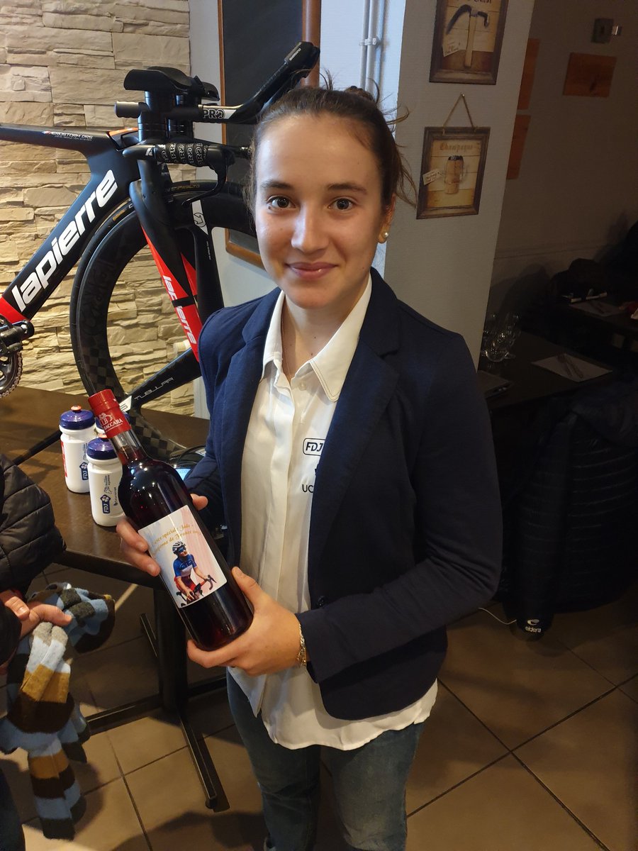 ccgdd's tweet photo. Soirée de fin de saison de la @FDJ_NAqui_Fut, où on a pu assister à la reconversion de @WielJade en baby-sitter #LEntracte https://t.co/ZARu7hRI4z
