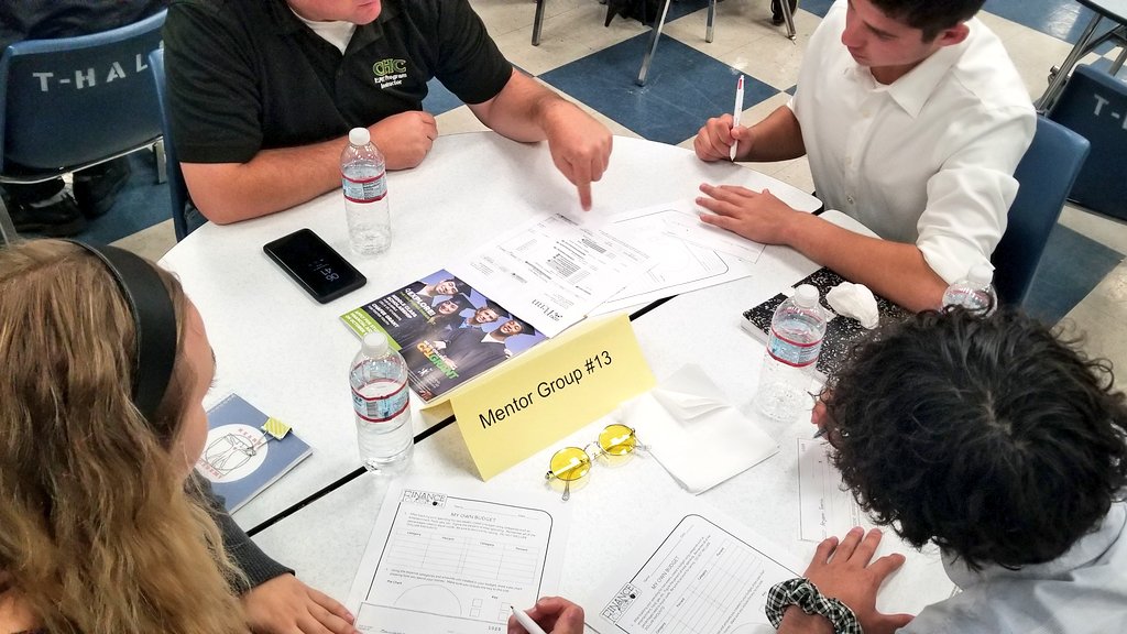 RHSStuCen's tweet photo. Such a great evening sharing insights into  Financial Literacy with the @HeartRhs Juniors and their amazing mentors @RedlandsHighSch last night.  Talking budgets, credit and yes even check writing 101!  @RedlandsUSD @CRYROP https://t.co/2uCJAbPzzp