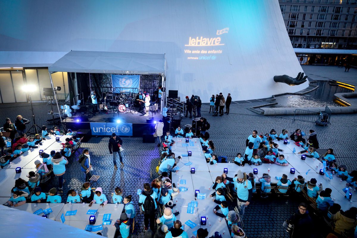 Le Havre Enbleupourunicef Pour Le 30e Anniversaire De La Convention Des Droits De L Enfant Unicef France Nos Jeunes Havrais Nous Ont Offert Un Spectacle De Cup Song Au Coeur De L Espace