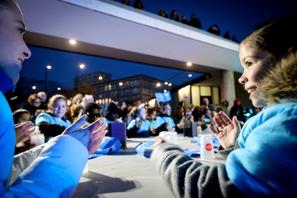 Le Havre Enbleupourunicef Pour Le 30e Anniversaire De La Convention Des Droits De L Enfant Unicef France Nos Jeunes Havrais Nous Ont Offert Un Spectacle De Cup Song Au Coeur De L Espace