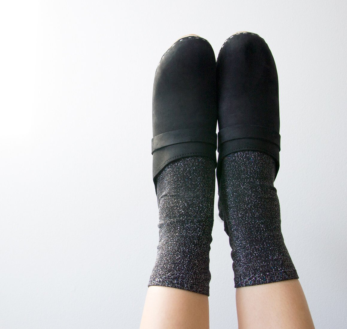 ClogsCorner's tweet photo. When weather gets colder, extend the wearability of open back clogs with pair of wool socks. 💜 #cloglife #clogs #clogsandsocks #clogscorner #clogstyle https://t.co/PGGz0ljUIP