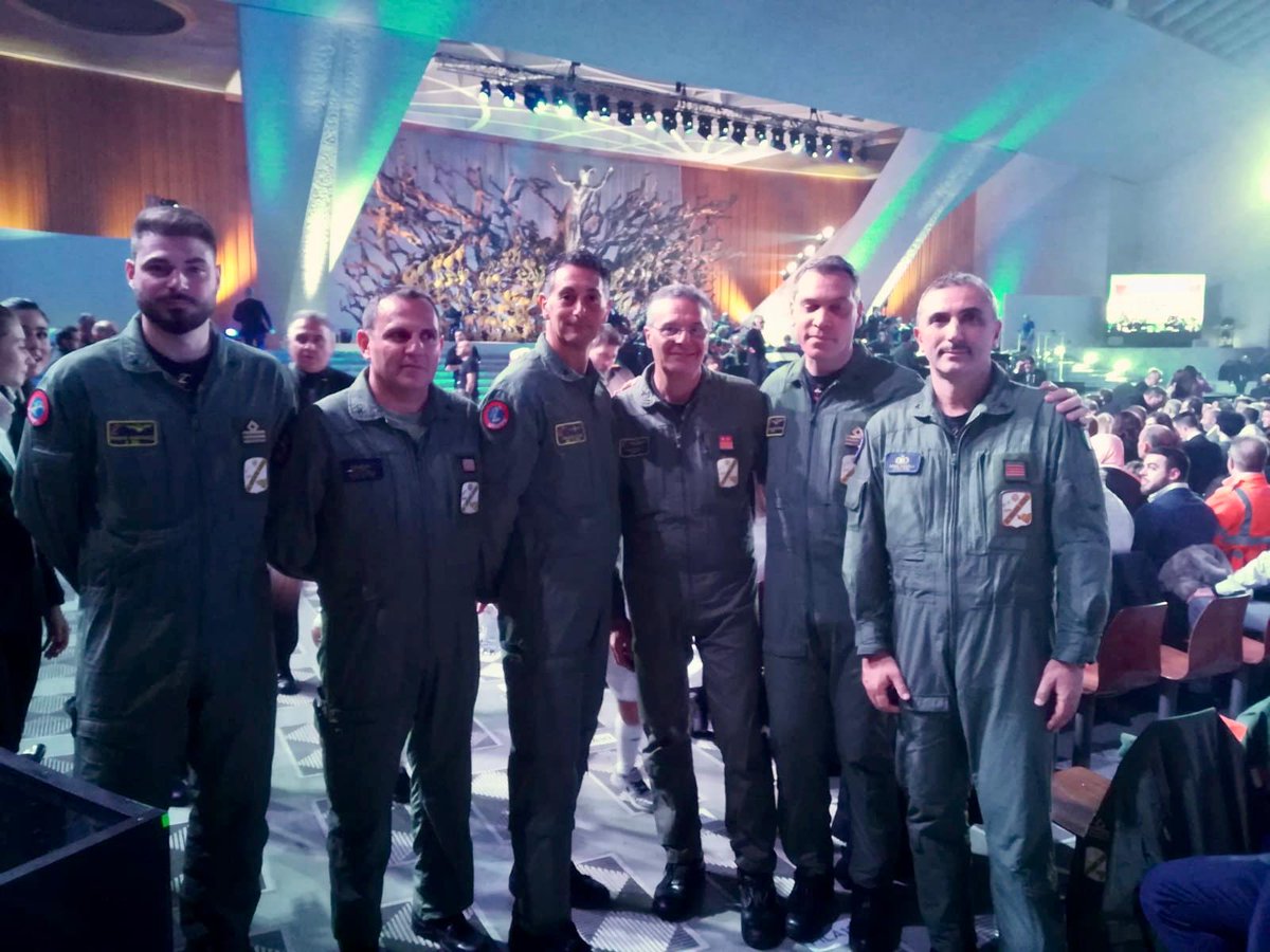 ItalianAirForce's tweet photo. Una storia di umanità, cuore e professionalità raccontata questa stasera su #Rai1 per l’evento benefico "#UnaSeratadiStelle per il @bambinogesu". Insieme ai medici dell’ospedale, sul palco, anche l'equipaggio dell'#AeronauticaMilitare protagonista di questa missione speciale https://t.co/0SjvY9d17W