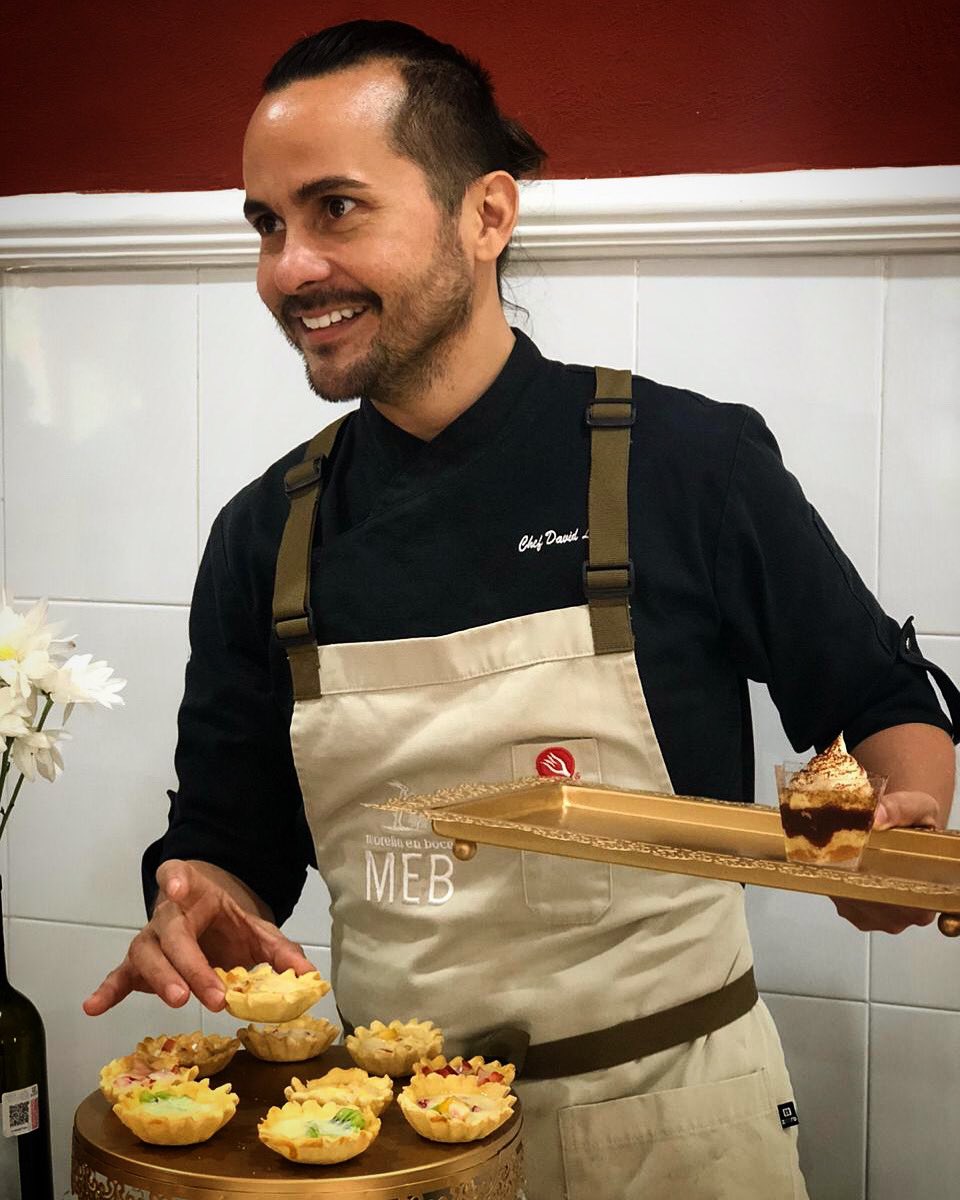 ChefDavidLuna's tweet photo. Disfruta lo qué haces y dejará de llamarse trabajo.
.
.
.
.
#Chef #Cocinero #diversión #hobby #feliz #happy #gaychef #animo #chefgay #chefmexicano #latino https://t.co/NsenZJfWZJ