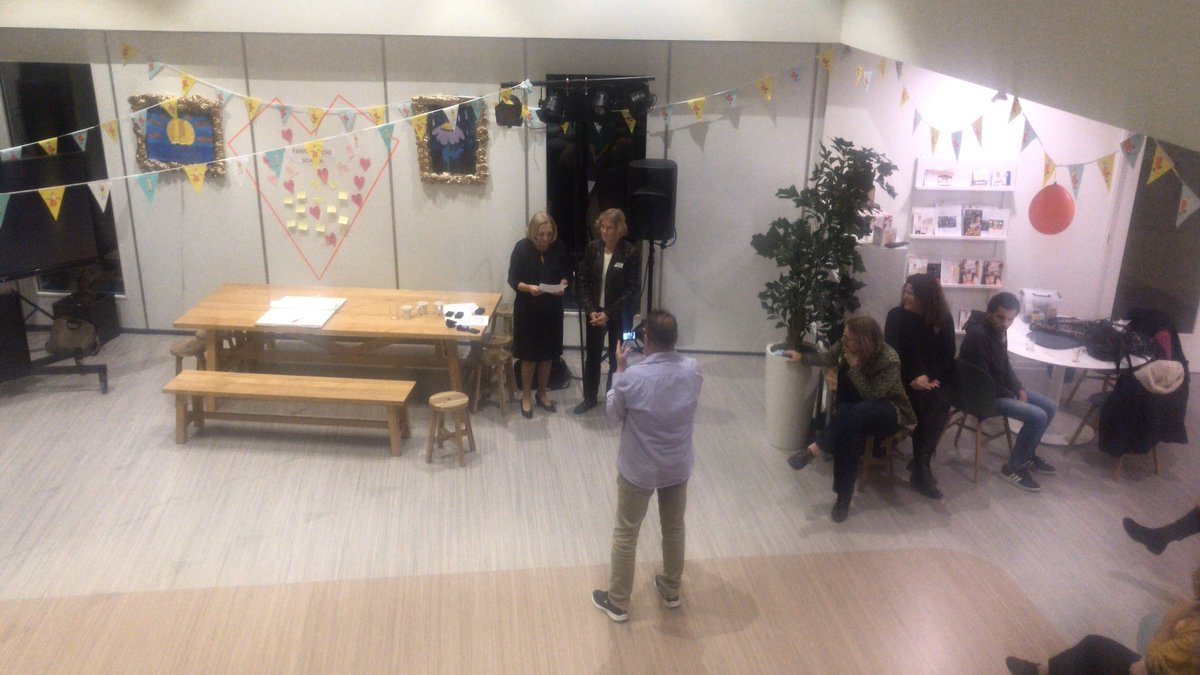 Els Wegdam voorzitter van de Overvechtse wijkraad rijkt vanavond de Zilveren Watertoren uit aan 4 bewoners uit Overvecht die veel betekenen voor de wijkraad en de wijk. 

Roberta, Erna, Cor en Annette van harte gefeliciteerd 🥳 Zéér zeker verdiend!