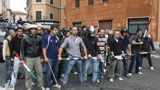 Il 28 novembre in Statale facciamo un convegno su #piazzafontana. Contemporaneamente al @cavalierimilano ci sono i fascisti di Casapound sfrattati da Sesto. Polacchi, quello al centro sarà lì in veste di editore. #antifa #milano