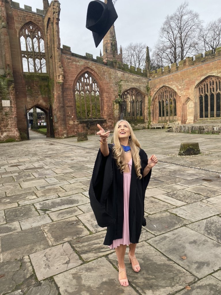 Chloo_xxx's tweet image. 👩🏼‍🎓🎓