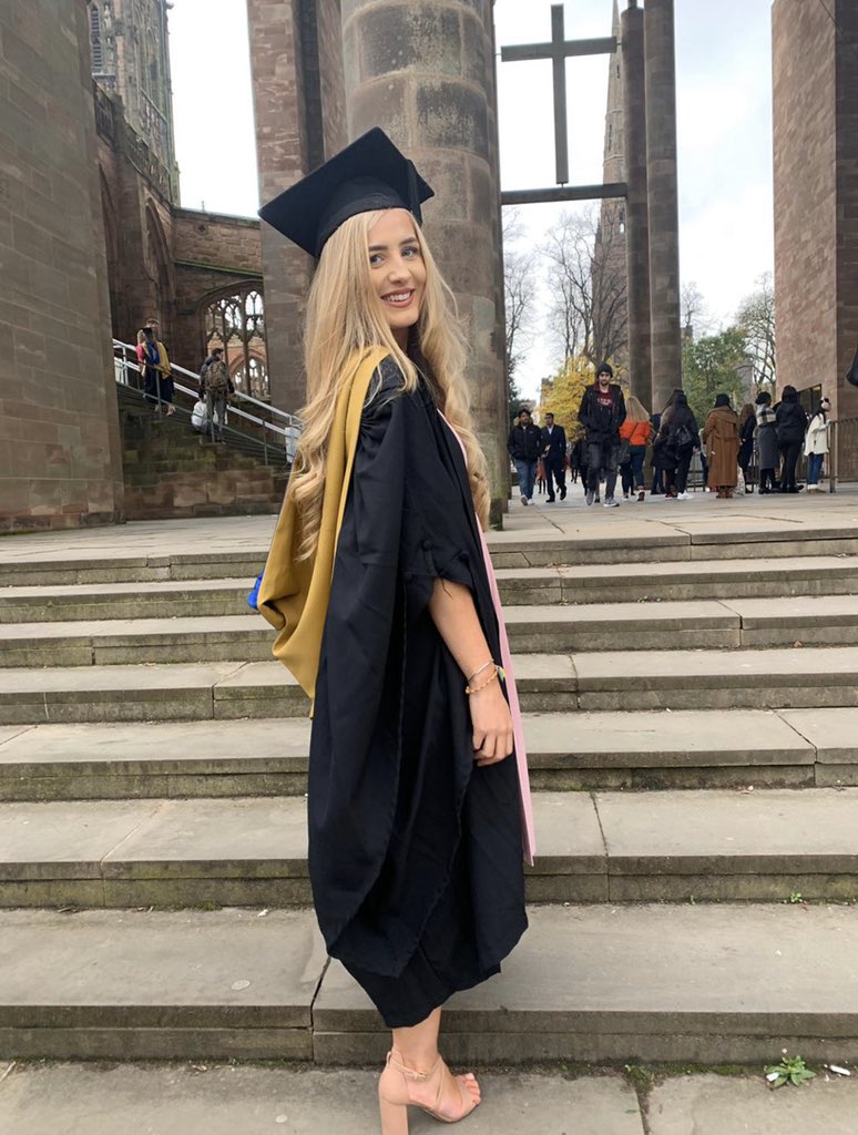 Chloo_xxx's tweet image. 👩🏼‍🎓🎓
