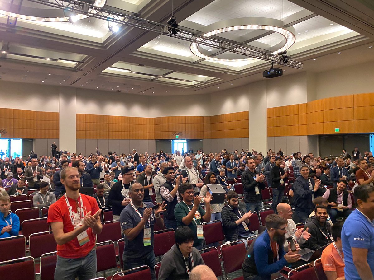 MukulikaK's tweet photo. @argoproj team rocking #kubecon2019 with the progressive delivery demo showing experimentation and analysis!!! Don’t miss the standing ovation #gitops #keikoproj #intuittech #cicd #Kubernetes https://t.co/ZP4utyML3W