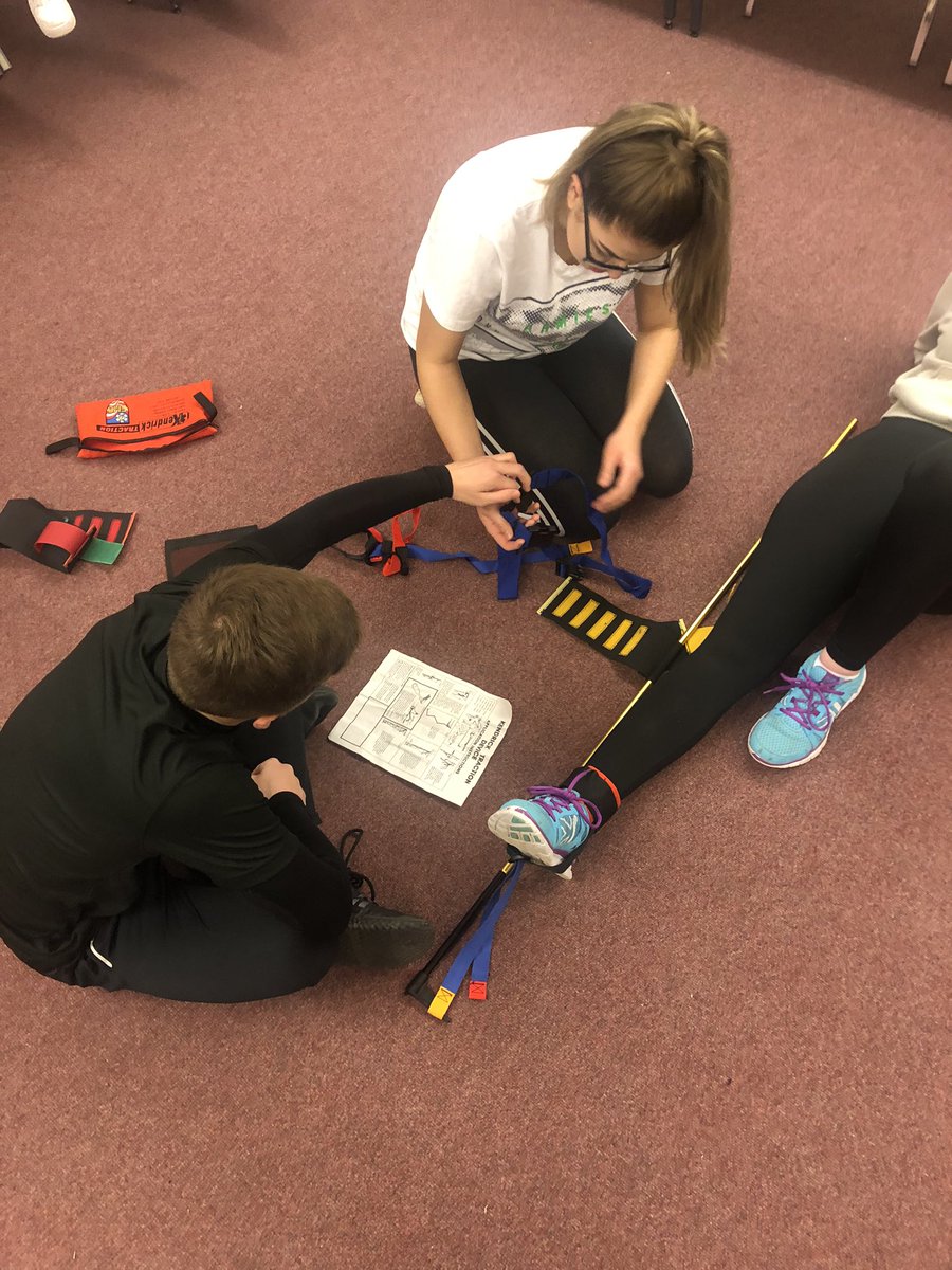 RobH_Akumen's tweet photo. Great evening @999Academy_Bwtr selection evening for the 2020 programme. Little @swasFT challenge to use a #tractionsplint 🤨 36 through to interview for only 22 places 😬 Well done to all for tonight’s efforts #seeyouatinterview https://t.co/85KEgmTifb