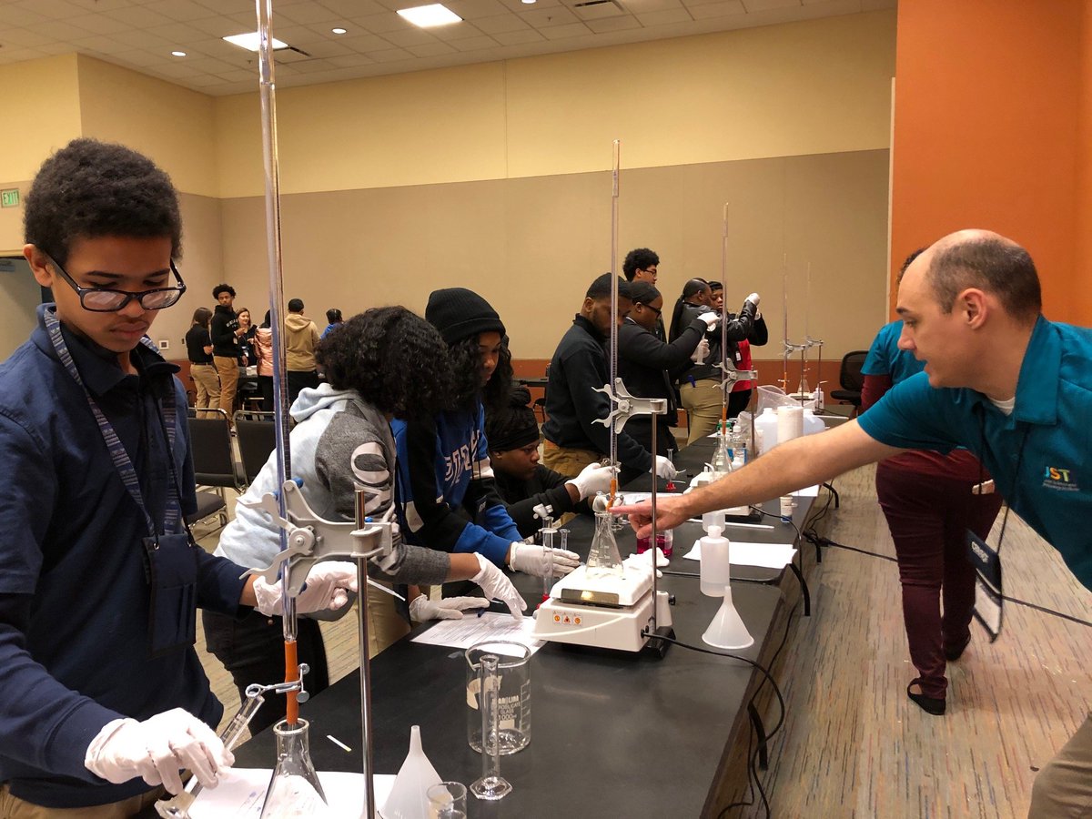 ORISEconnect's tweet photo. The recipe for a perfect Wednesday is #STEM and #students! 🔬 Thanks to @doddtra for hosting our #k12 team at the @cbdstconference, and for helping us provide STEM outreach to local high school students! ⚙️
#STEMpact #STEMRising #ShapingScience #doddtra #cbdst2019 https://t.co/GHBBkfXgFy