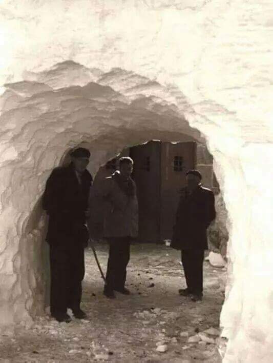 VientuNordes's tweet photo. Ahora caen cuatro copos y algunos de nuestros pueblos de montaña quedan sin luz, teléfono e incluso incomunicados por carretera. Hace unas cuantas décadas quedaban literalmente enterradas en nieve y nuestros paisanos seguían su vida con normalidad.

Babia, Llión

📸: Luis Quesada https://t.co/TqKSO2bIUc