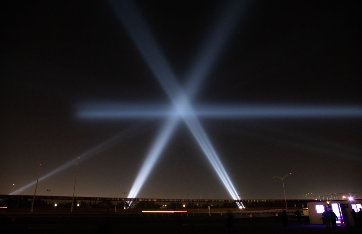 What's your border story? You can share your story until Sunday, November 24. Plan your visit today at es.bordertuner.net/visit. And don't forget to visit "Remote Pulse" a project within the Border Tuner site. 📸: Mariana Yañez #BorderTuner #SintonizadorFronterizo