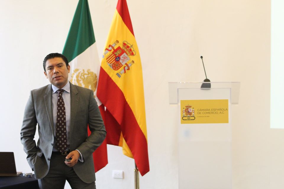 camescommx's tweet photo. Concluye el Taller de Incoterms 2020, impartido por Roberto Salazar de @SICLAWYERS, donde se dio a conocer las obligaciones, riesgos y costos que implica la operación de compra – venta.
#EventosCamescom
#CapacitacionCamescom
#ComisiónDeComercioExterior https://t.co/LCtuIln0hv