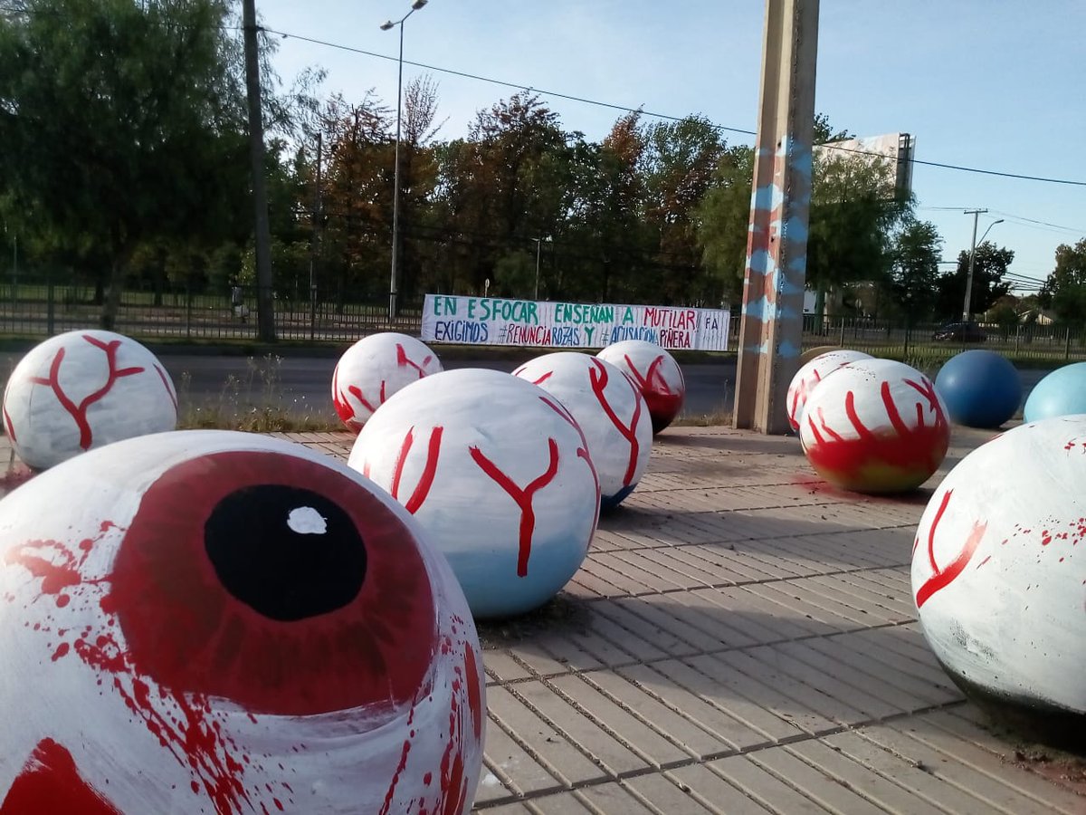 JorgeLopez2409's tweet photo. 👏Quería felicitar la intervención del colectivo feminista Gabriela Paz que pintaron ojos heridos frente a la Escuela de Formación en #Cerrillos. 📢Agradecer a les compañeres por este gesto que mantiene viva la memoria por los DDHH🔥
#gustavogatica #ChileDespierta #PrimeraLínea https://t.co/CzGkS4p6J8
