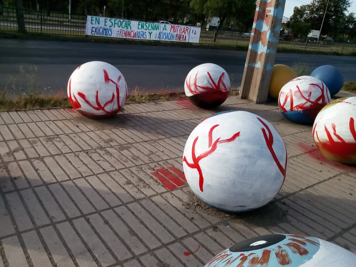 JorgeLopez2409's tweet photo. 👏Quería felicitar la intervención del colectivo feminista Gabriela Paz que pintaron ojos heridos frente a la Escuela de Formación en #Cerrillos. 📢Agradecer a les compañeres por este gesto que mantiene viva la memoria por los DDHH🔥
#gustavogatica #ChileDespierta #PrimeraLínea https://t.co/CzGkS4p6J8