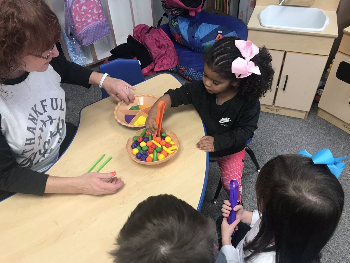 MRachStorm's tweet image. Sorting fun with Mrs. Luci’s friends! #TeachCENT @CENT_Tweets