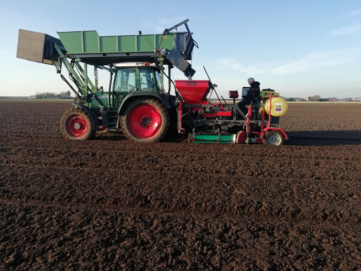 Vandaag weer eens met mooi weer tulpen aan het planten