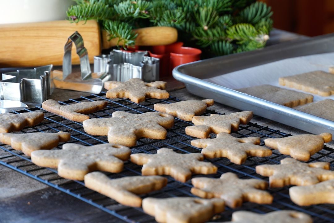 WATCfood's tweet photo. Let's make Holiday Memories.  We've partnered with our friends at #redpathsugar to create delicious Gingerbread Spiced Cookies, Tree Ornaments and Holiday Place Cards.
https://t.co/lIRnPoGKKD
#weekendatthecottage #ad #holidayseason #christmascookies #gingerbread #myredpathrecipes https://t.co/8GmVopExSV