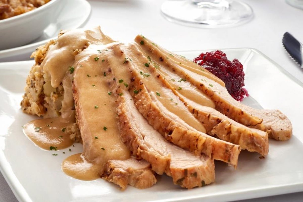RuthsChrisKSW's tweet photo. We’ll take care of the cooking this Thanksgiving so you can spend more time enjoying the company of your family. https://t.co/zWEl6YCFok https://t.co/P06H3GQKxy