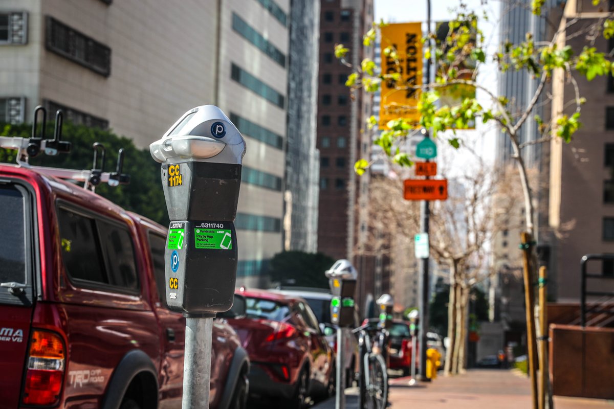 LADOTofficial's tweet photo. Did you know #LADOT manages approximately 40,000 on-street and off-street metered parking spaces?
#MovingLAForward #LosAngeles #LA #WisdomWednesday #LAparking https://t.co/iohLd0KXjr
