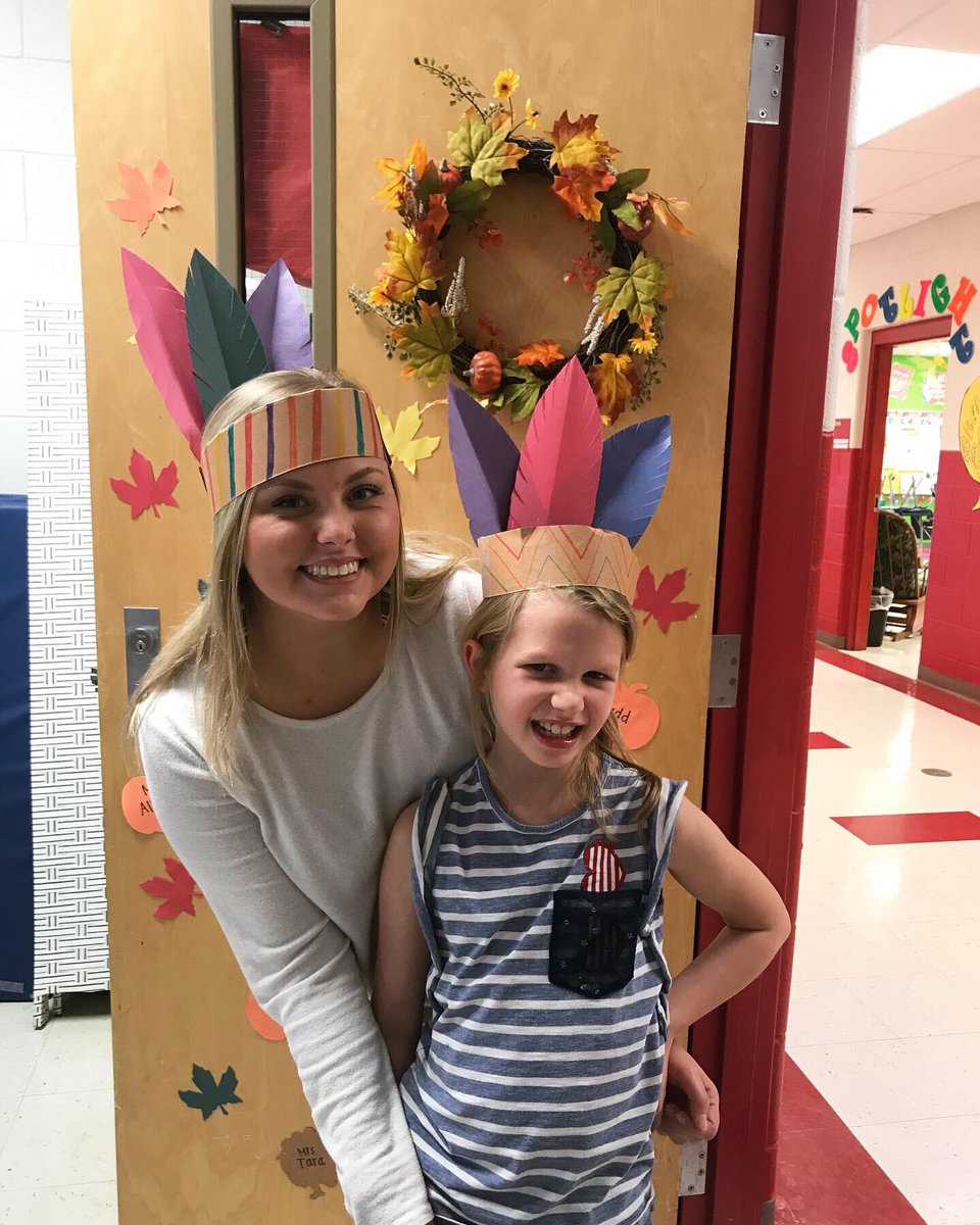 ElainnaAllen's tweet photo. What a FUN “Friendsgiving” Feast with my awesome students and staff! Thankful for each and every one. 🧡🙂🍂🍞🦃💛 #LESPats #RelationshipsMatter #RaiseTheBar #TeamDCS @TweetDCS_LES https://t.co/UN5tfcRjht