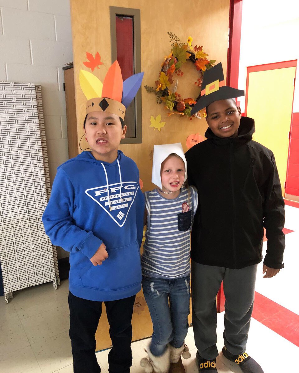 ElainnaAllen's tweet photo. What a FUN “Friendsgiving” Feast with my awesome students and staff! Thankful for each and every one. 🧡🙂🍂🍞🦃💛 #LESPats #RelationshipsMatter #RaiseTheBar #TeamDCS @TweetDCS_LES https://t.co/UN5tfcRjht