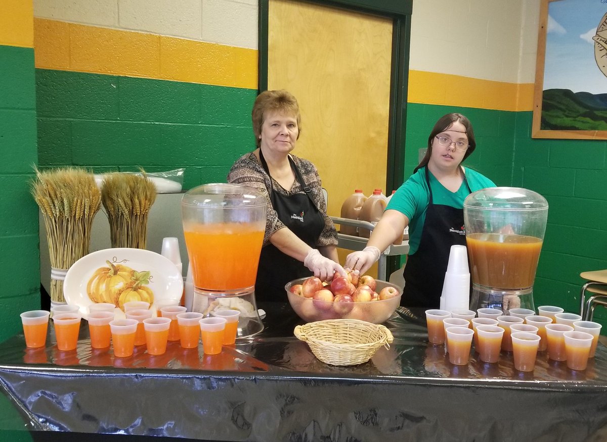 DoudKatrina's tweet photo. The Wyalusing High School did a fantastic job on their Thanksgiving meal. The Pumpkin crisp was amazing!! @WyalusingValley @TNG_Corporate https://t.co/LXml3Lf8ap