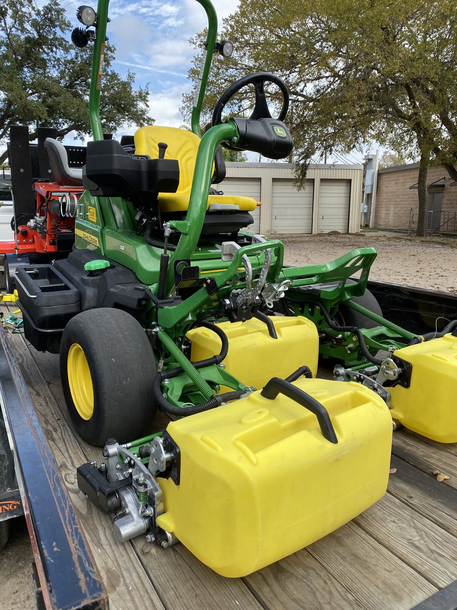 DmacDeere's tweet photo. #demoday The all new @JohnDeere 2750 hybrid is making the rounds in the Houston area. #johndeeregolf https://t.co/yTF9D2QmDN